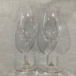 2 x Riedel White Wine Glasses with polishing cloth